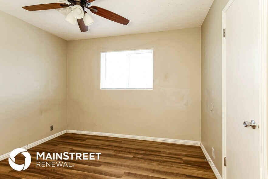 Building Photo - 2325 W Pinchot Ave