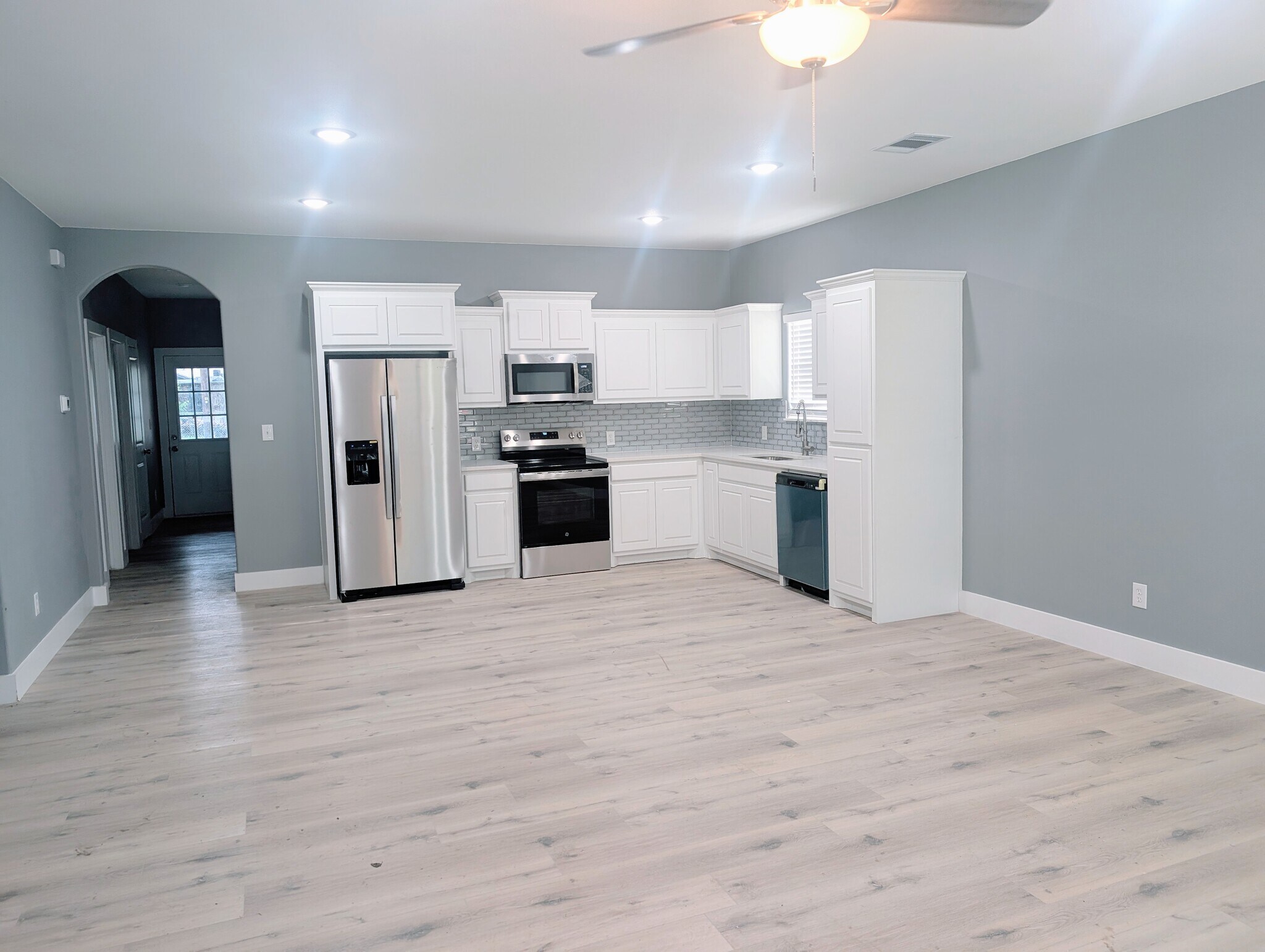 Building Photo - 405 E Wilson Ave