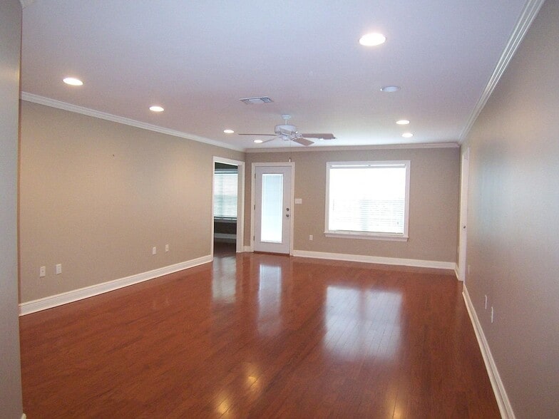 Building Photo - 127 Huntington Dr