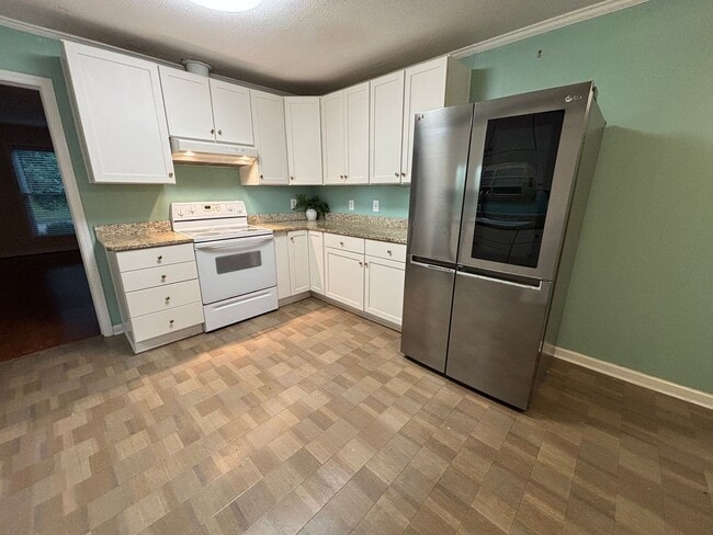 Building Photo - MOVE-IN READY IN FOREST ACRES!
