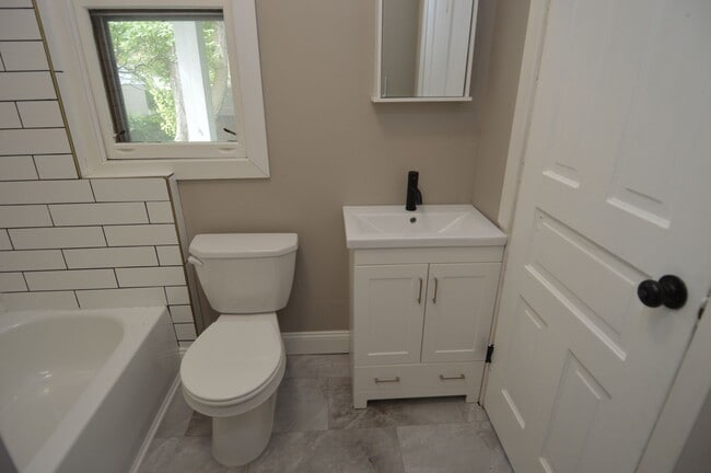 Building Photo - One of a Kind 2 bed 1 bath Single-Family Home