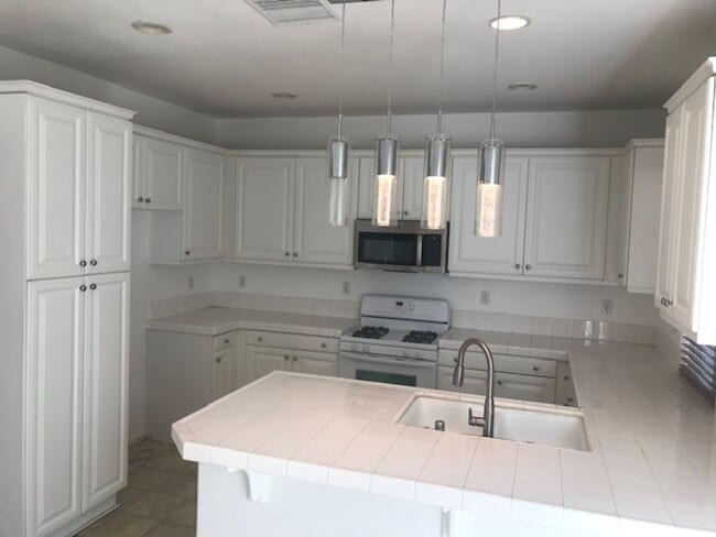 Building Photo - ***OPEN HOUSE 2/15/2026 11am-12pm ***Ready Now! 4bed 3bath