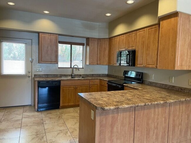 Building Photo - Popular 2BR/2.5BA 2 Story Townhome conveniently located close to PCC, U of A!