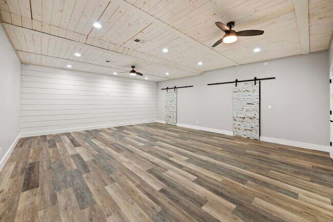 Building Photo - FREE RENT! Luxury Living on the River — Your Dream Home Awaits