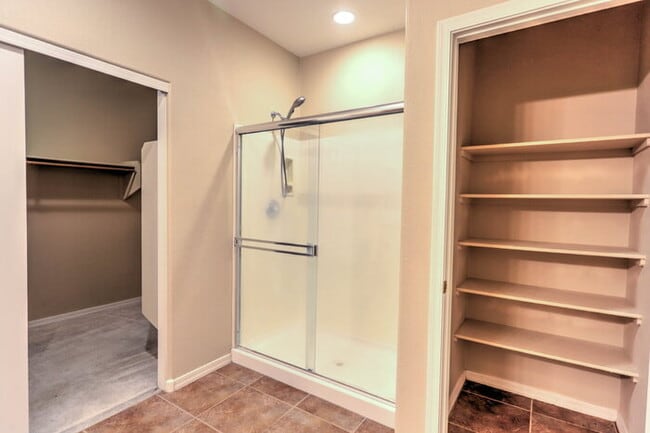 Building Photo - Rancho Sahuarita 5-Bed with 3.5 Baths 3187 Sq Ft