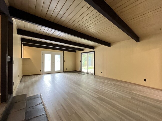 Building Photo - Beautiful 3-Bedroom West Linn Home with Bonus Room, Updated Kitchen and Large Fenced Yard