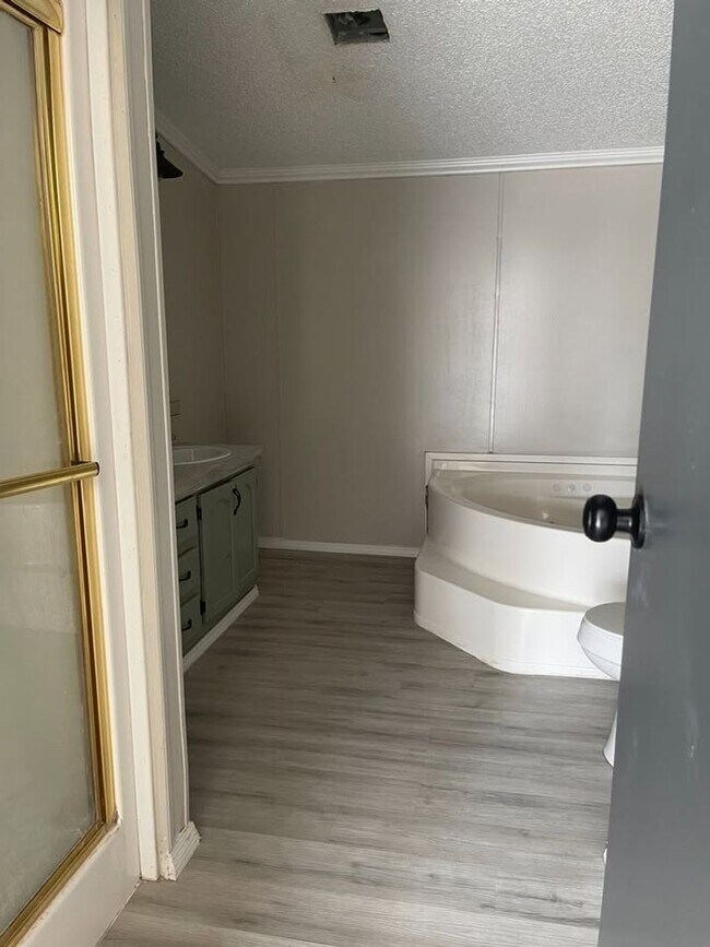 Building Photo - Remodeled Home - Exeter