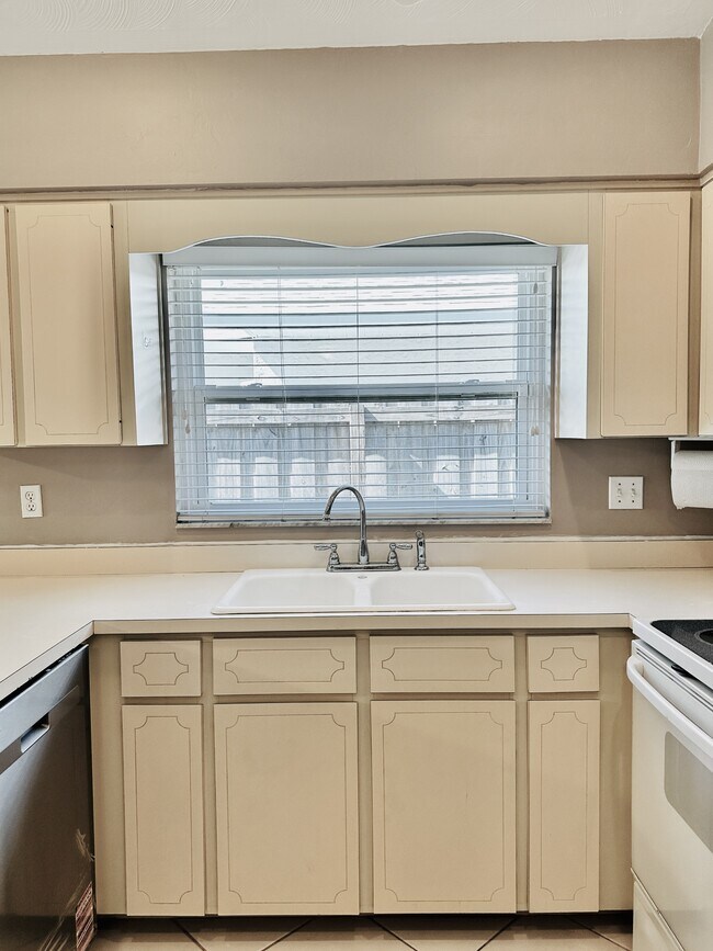 Building Photo - 840 104th Ave N