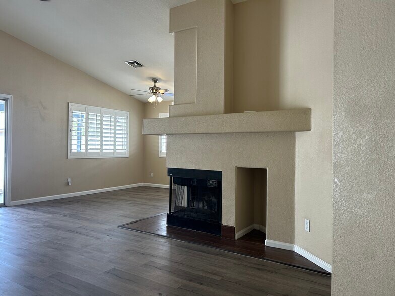 Building Photo - 15822 N 5th Ave