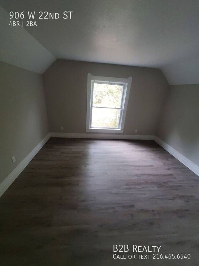 Building Photo - 906 W 22nd St