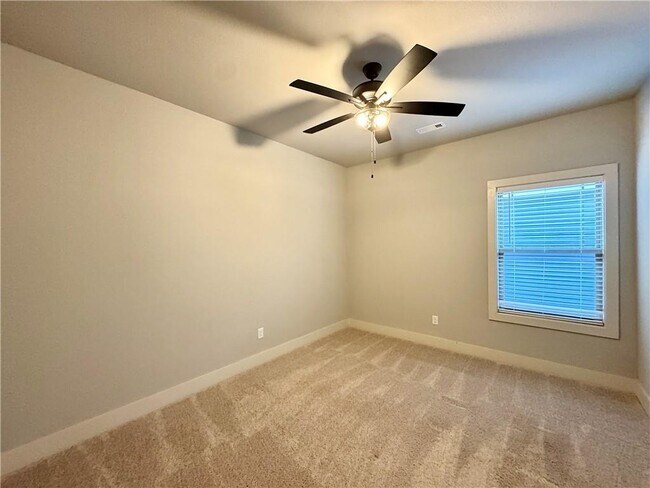 Building Photo - 1015 NE Hts Ln