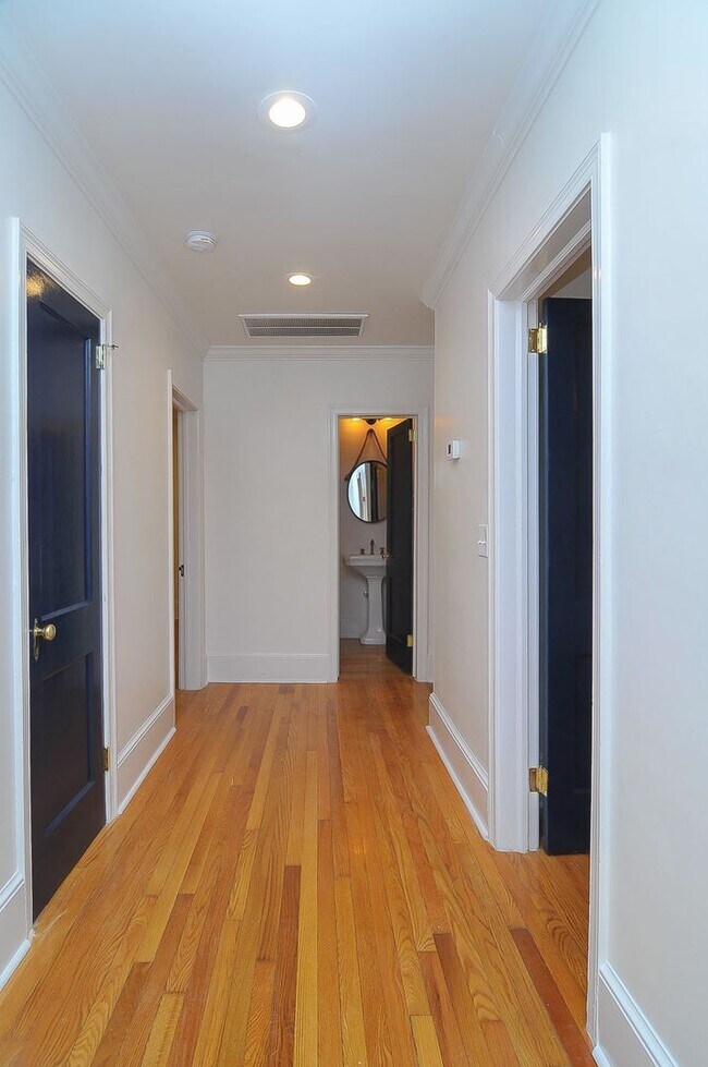 Building Photo - Beautiful 3 bedroom/2 bath house in highly desirable Shandon location! Available June 2026!