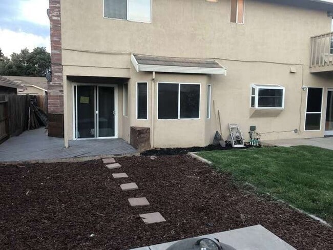 Building Photo - Tracy Gorgeous Renovated 4 Bedroom 2.5 Bat...
