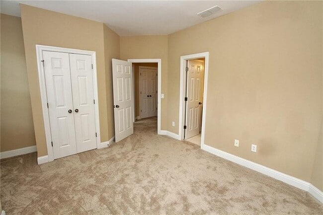 Building Photo - 3029 Woodwalk Dr SE