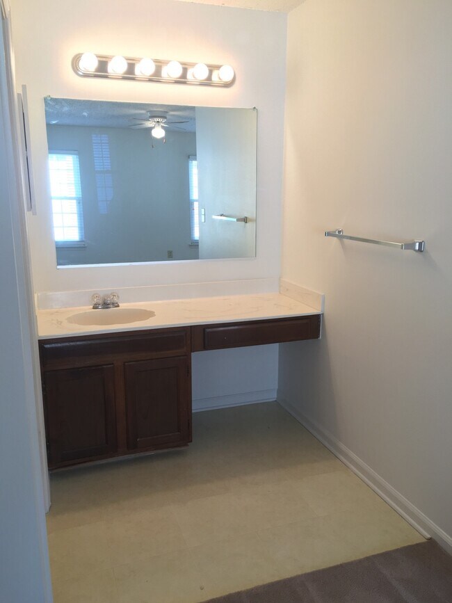 Building Photo - 656 Oleander Cir