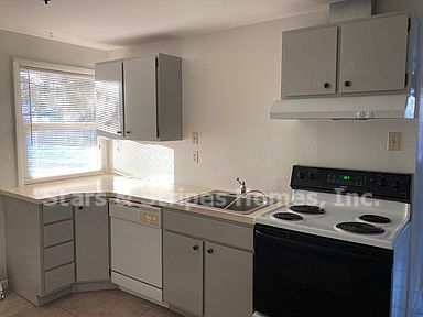 Building Photo - Unique house on large lot