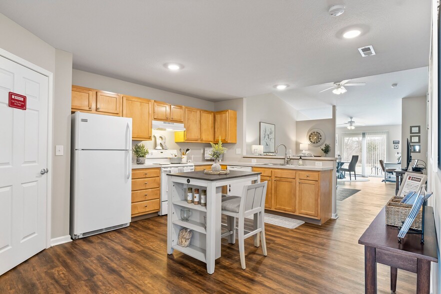 Spacious Kitchens with Breakfast Bar and Room for a Table - Redwood Pickerington