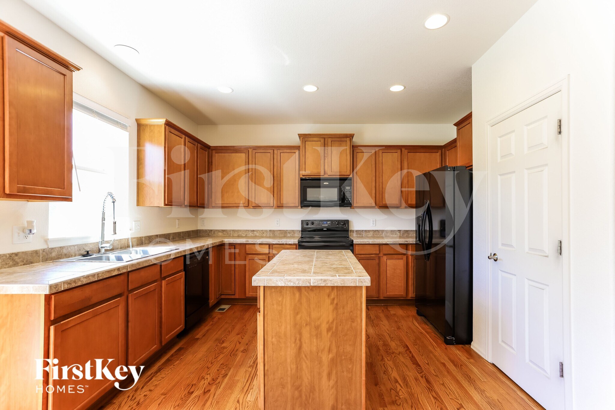 Building Photo - 25028 E Canal Pl