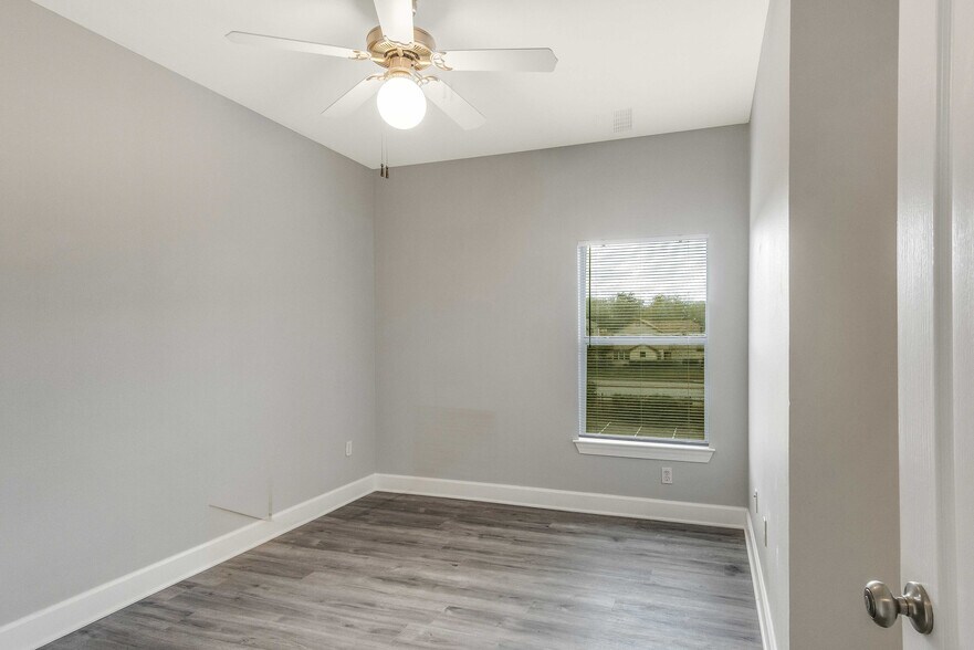 Building Photo - Room in Condo on Crossing Pl