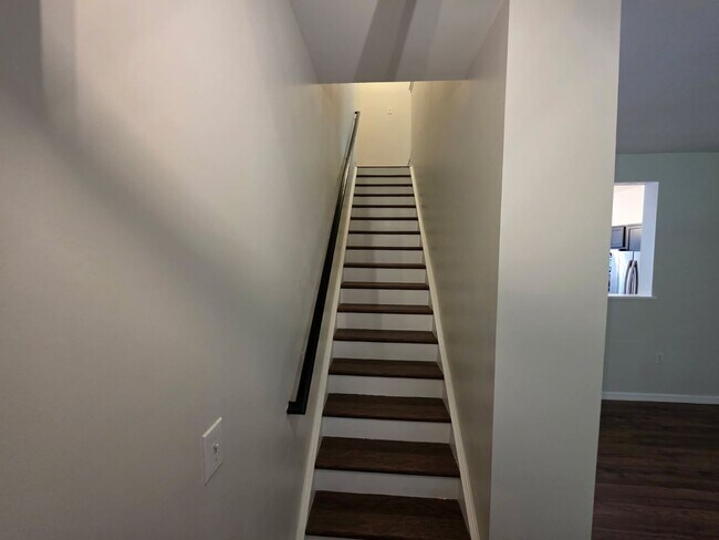 Building Photo - 2 Bedroom/2.5 Bathroom Townhome in First W...