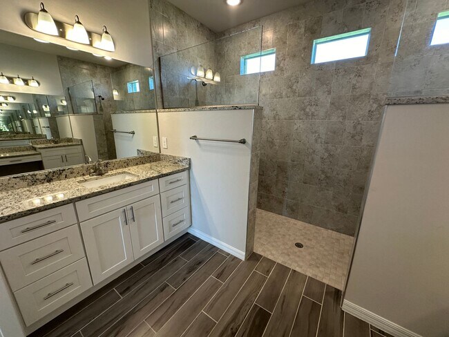 Building Photo - NW Cape Coral Home 4 Bedroom/ 2 Bath/ 3 Ca...