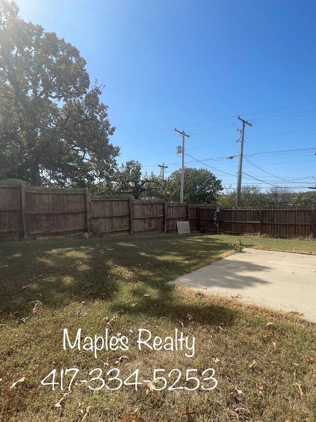 Building Photo - 3 Bedroom, 2 Bath Home for RENT in Hollister, MO
