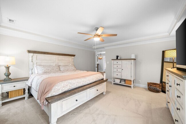 Building Photo - Beautiful Craftsman Style Home Waiting for...