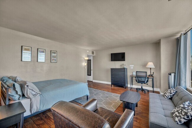 Building Photo - Fully Furnished Downtown Condo