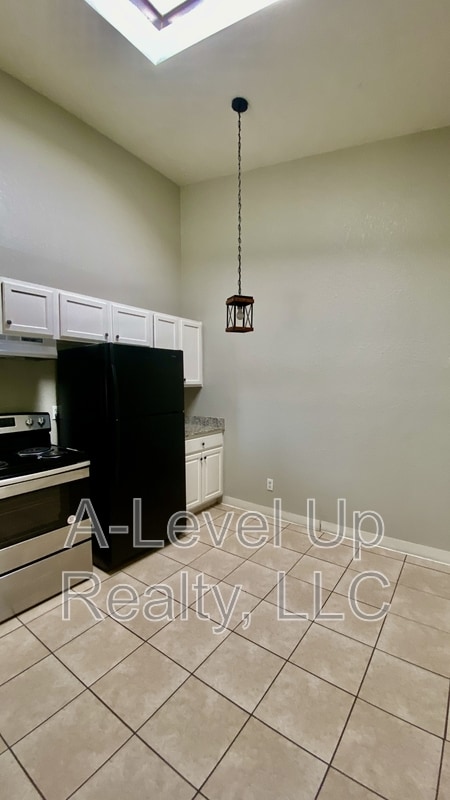 Building Photo - 403 E Thoroughbred St