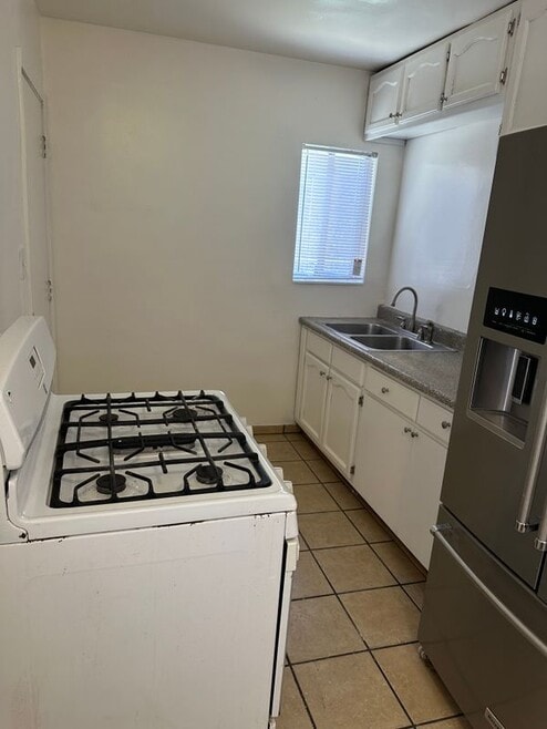 Building Photo - 934 W 71st St