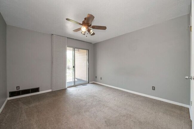 Building Photo - Great Location - Leafy Sandy Condo