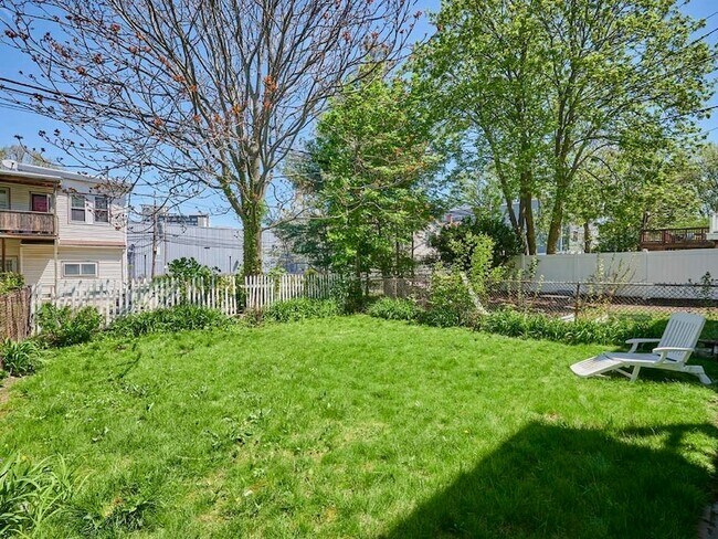 Building Photo - 48 Wordsworth St