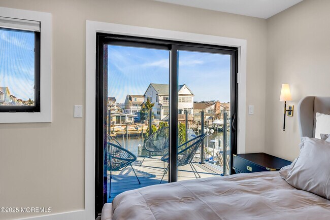 Building Photo - 320 Silver Lagoon Dr