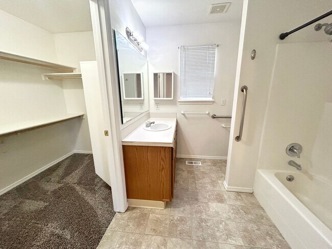 Building Photo - 4650 N Date Palm Ave