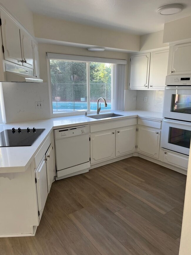 Building Photo - Moffett tract 5 bedroom home with pool in cul-de-sac