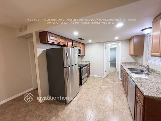 Building Photo - 1720 E Dana Ave