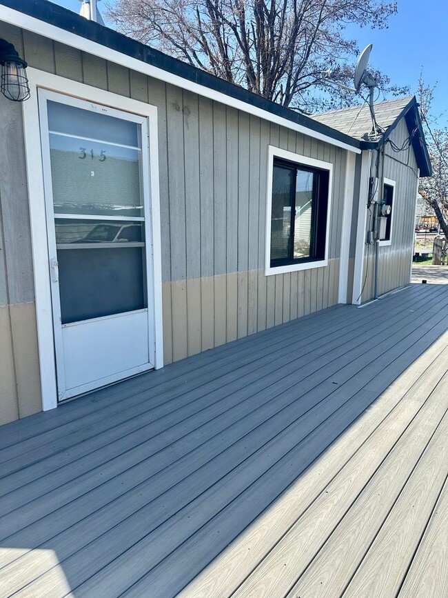 Building Photo - Rare 1-bedroom, 1-bathroom house located 2...