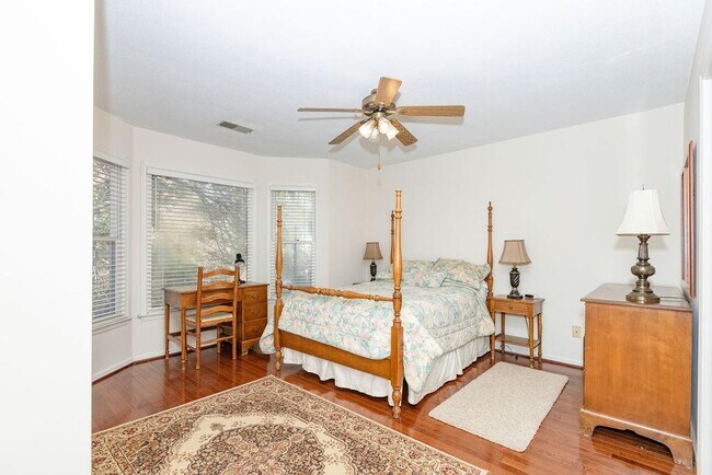 Building Photo - 10315 Crescent Ridge Dr