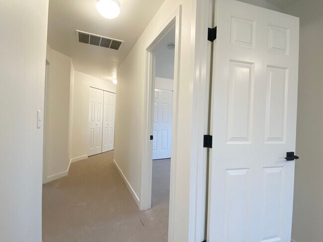 Building Photo - FULLY UPDATED Auburn home near Thomas Jefferson HS