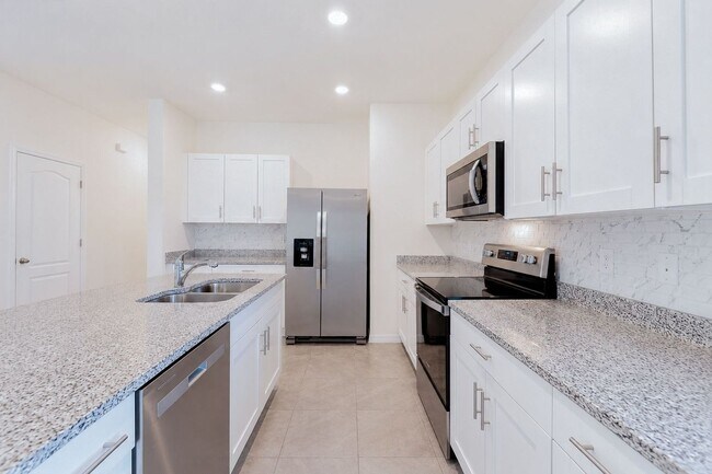 Building Photo - Like-New End-Unit 3 Bedroom Townhome