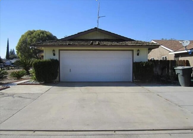 Building Photo - 2100 Tomah Ave