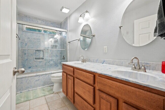 Building Photo - "Charming Pet Friendly 4-Bed Oasis in South Crestview with $500.00 Off First Full Months Rent!"