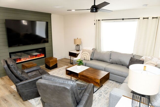 Building Photo - Beautiful Lake Havasau Home