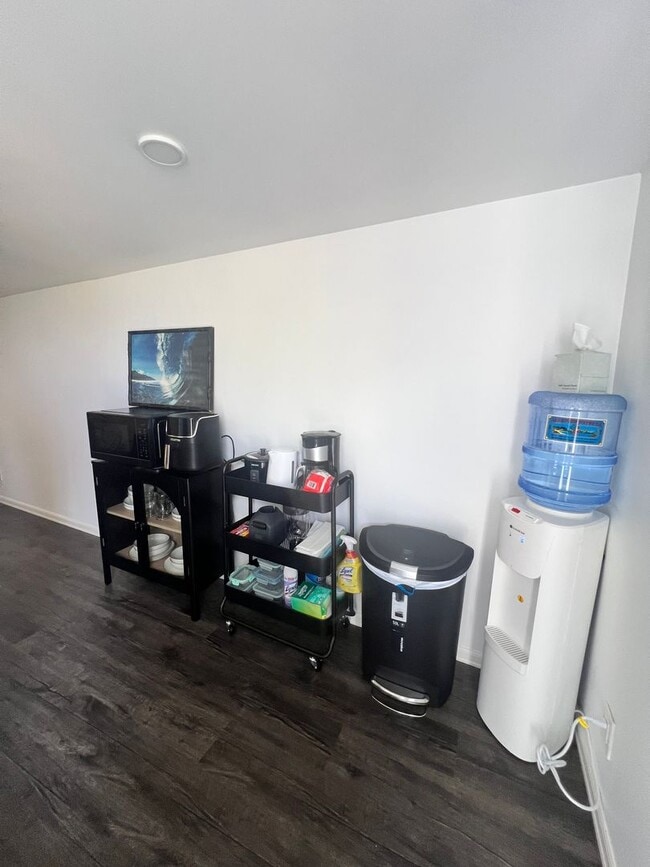 Building Photo - L2-124