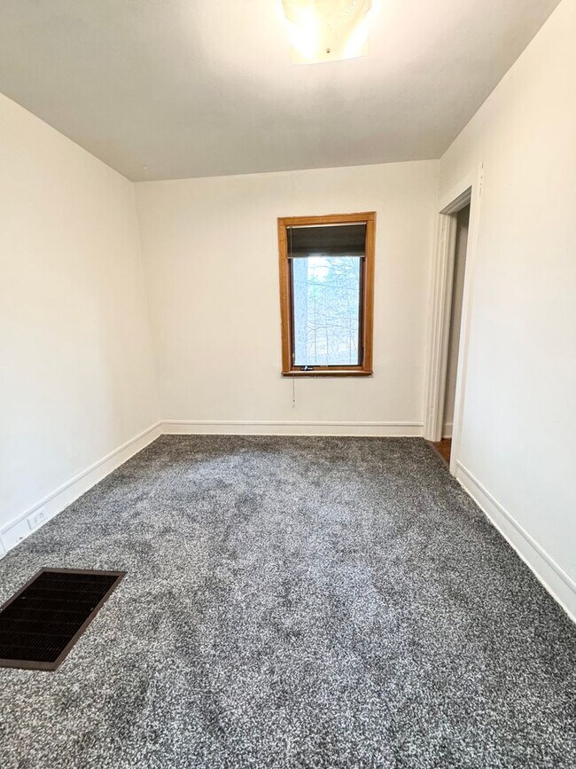 Building Photo - AVAILABLE August 15th - 2 BED, 1 BATH HOME