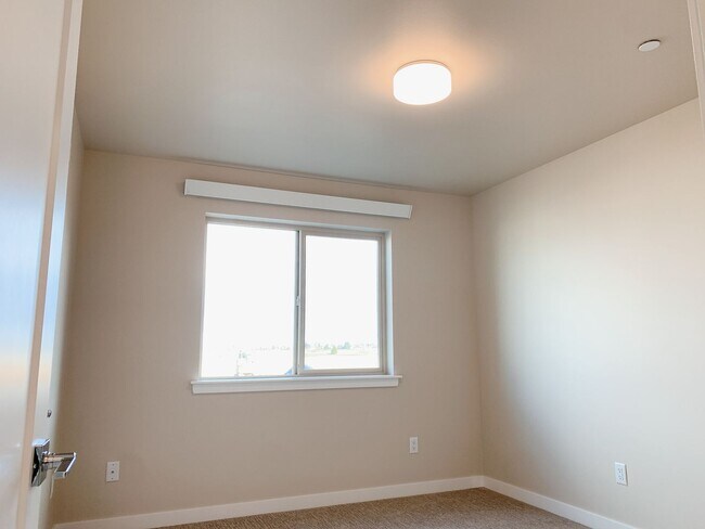 Building Photo - Lease Takeover Available NOW! Sunny 3 bdrm, 2.5 bath in Cordata Neighborhood