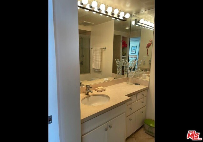 Building Photo - 4267 Marina City Dr