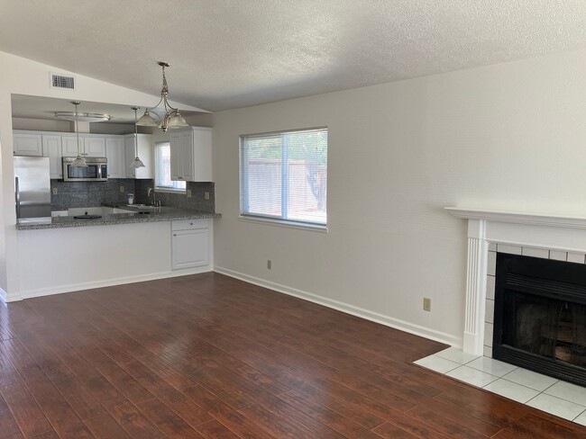 Building Photo - 825 Muscat Way