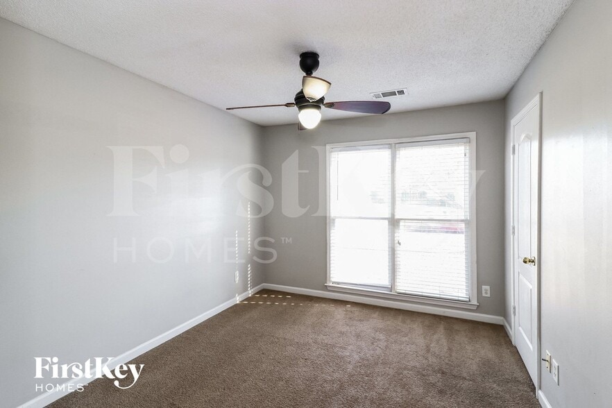 Building Photo - 1535 Far Dr