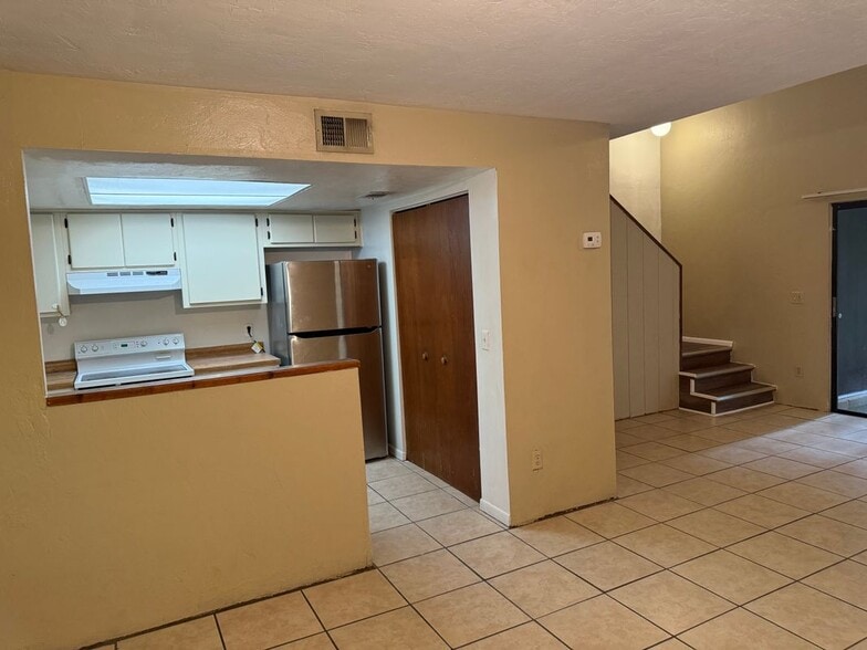 Building Photo - 4304 SW 70th Terrace
